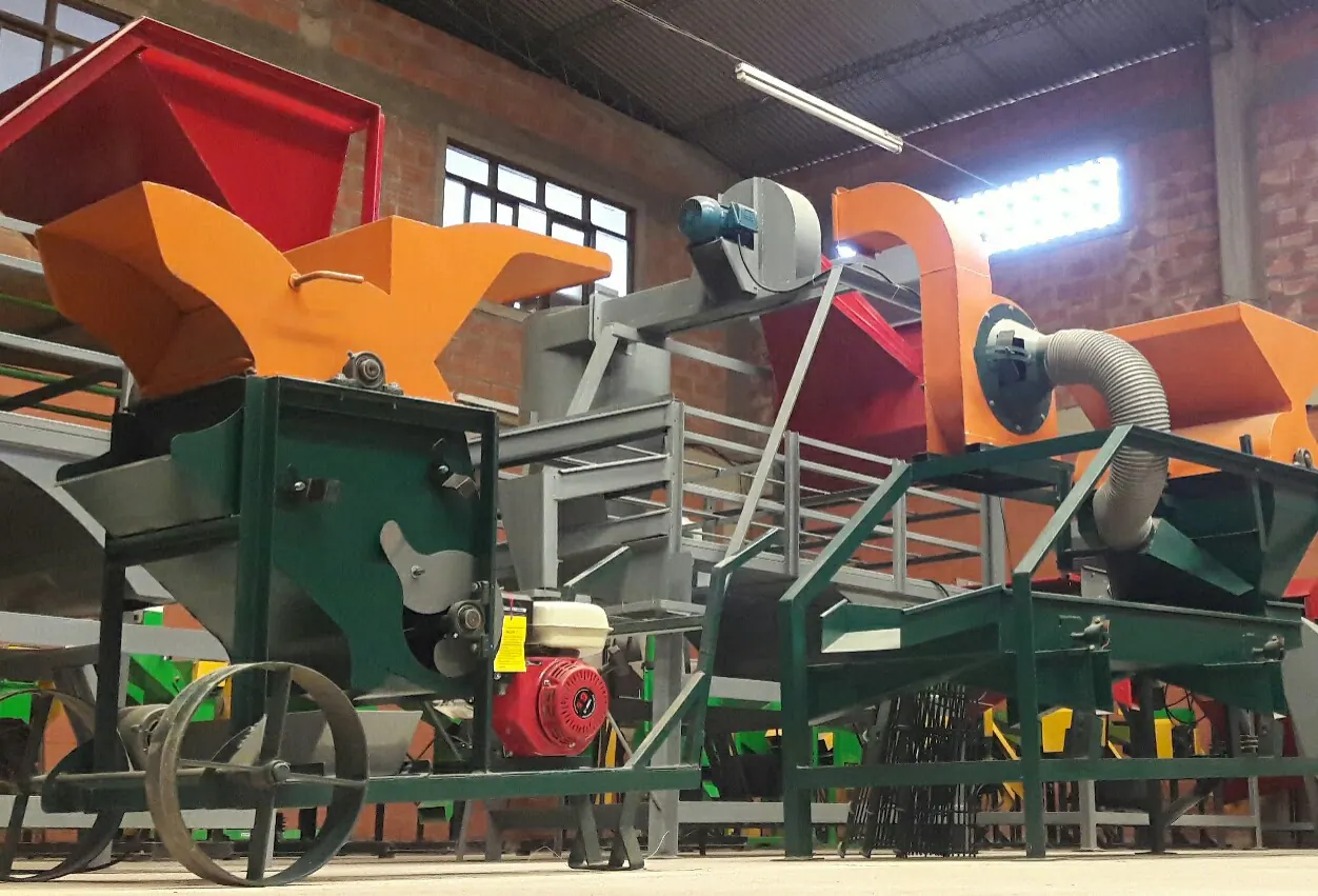 Máquinas agrícolas de chapa terminadas en el taller